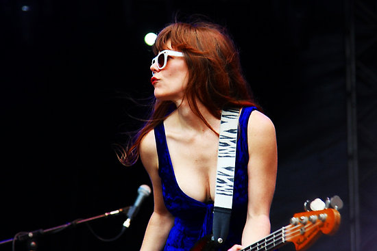 Kristen Stewart si Anne Hathaway, deghizate in barbati in noul clip Jenny Lewis